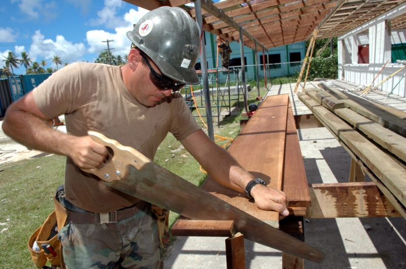 charpentier-LE TIGNET-min_worker_construction_building_carpenter_male_job_build_helmet-893290